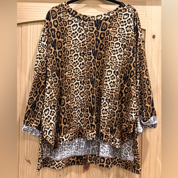 Umgee Tops - Leopard Print Scoop Neck Women’s Top - Brown/Black